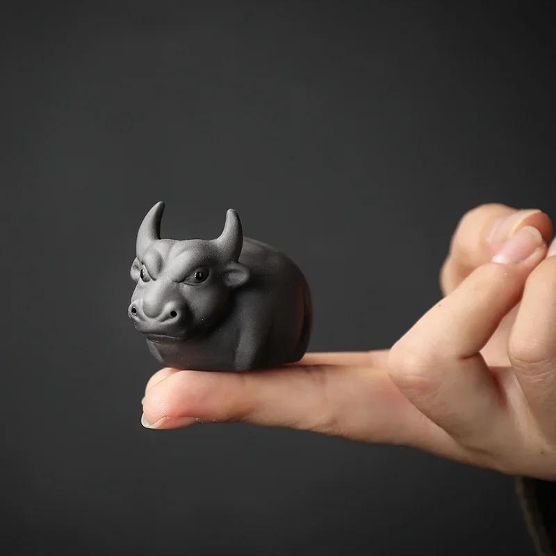 

Yixing Purple Clay Tea Pet Fingertip Small Cow Statue Ornament Handmade Sculpture Crafts Desktop Decors Home Tea Set Decoration 6X3.9X4CM