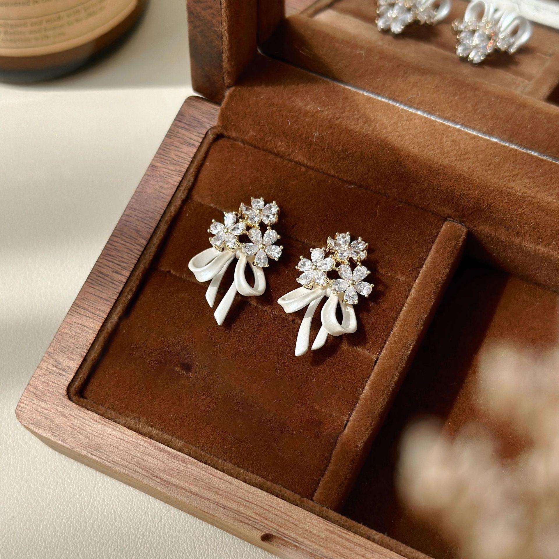 

Серьги-пусеты с бантом из цветов, французские элегантные универсальные серьги, серьги с легкой роскошью и высоким темпераментом