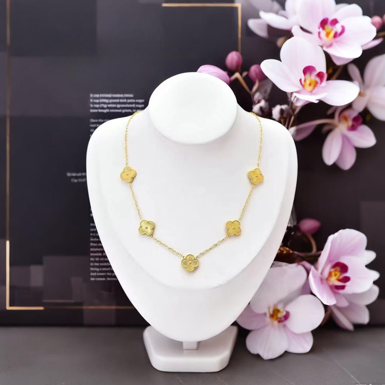 

Изысканное модное женское ожерелье из красной титановой стали с пятью цветами, цепочка на ключицу, модное ожерелье с четырьмя листами клевера золотой