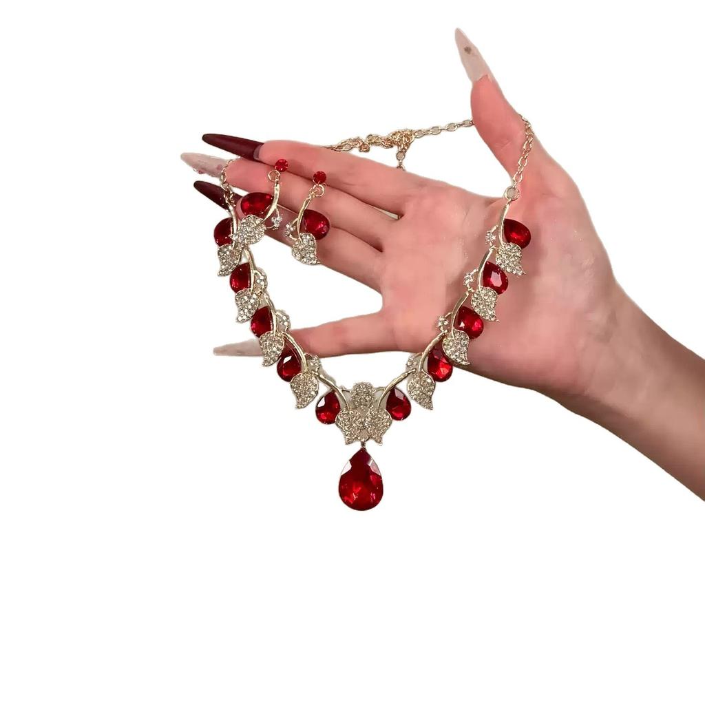 Vintage Court Style Red Artificial Gemstone Pendant Necklace Women's Light Luxury Temperament Bridal Dress Neck Chain Collarbone Chain