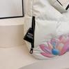 Geräumige gesteppte Hobo-Tasche mit farbenfroher Lotus-Stickerei Modische Umhängetasche für Damen Große Kapazität Tote für Reisen Tägliche Nutzung Weich gepolstert