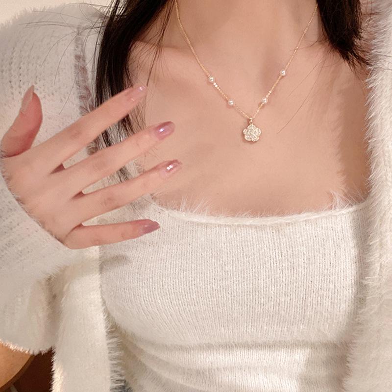 Gold-Plated French Court Pearl Flower Necklace - Retro, Simple, Versatile Fashion Clavicle Chain.