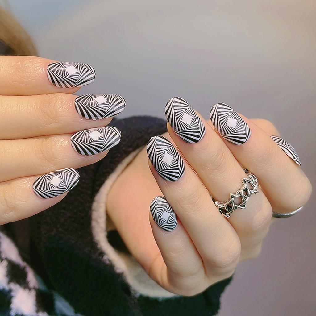 Falske negleklistremerker Bruk negleprodukter neglelapper neglelapper Fjern neglelapper Kvinner kan fjerne og bruke neglelapper