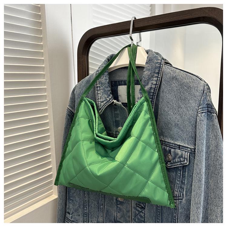 

2023 Korean Style Large Capacity Diamond Pattern Shoulder and Underarm Tote Bag with Embroidery Fashion Thread