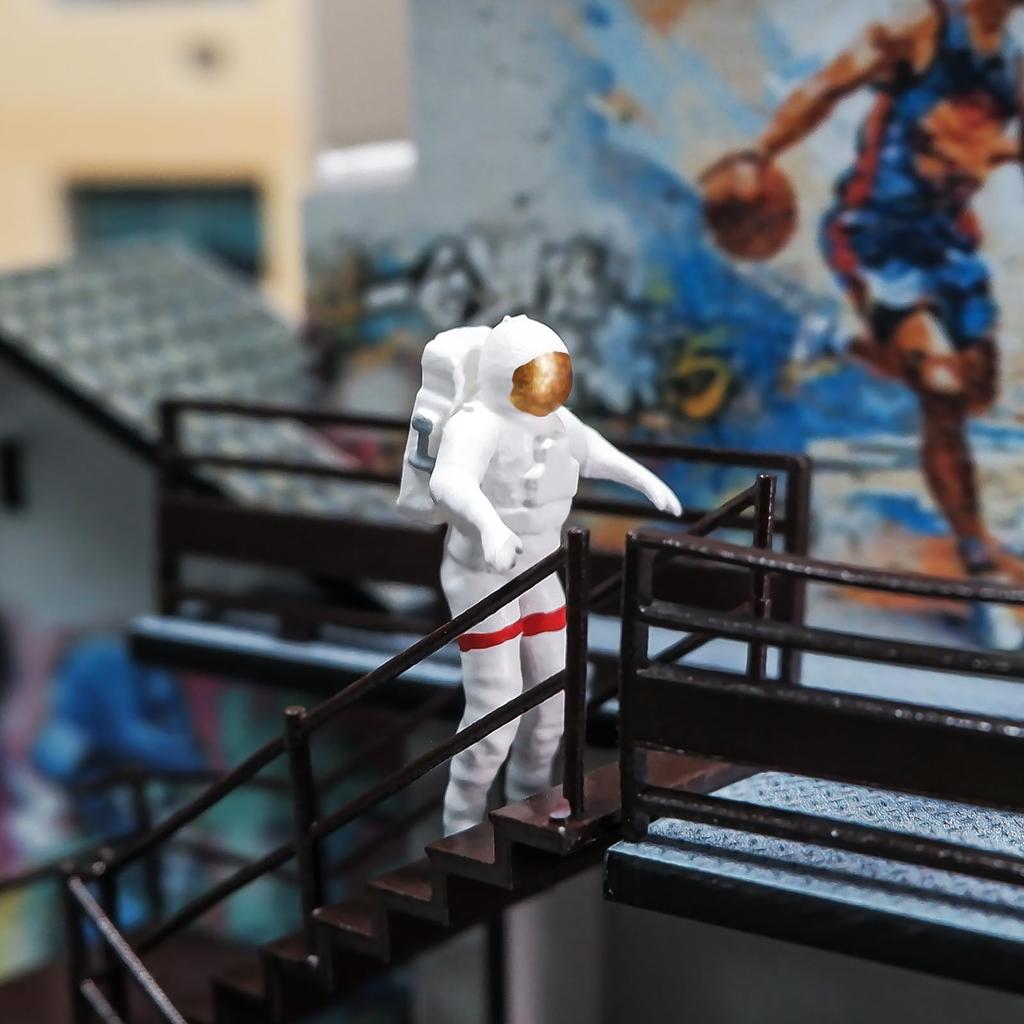 Shoucangjia Scale Figure Miniature Figurine Resin Mini Doll Model Creative Photography Sand Table Scene Prop DIY Landscaping Astronaut Hand-Painted