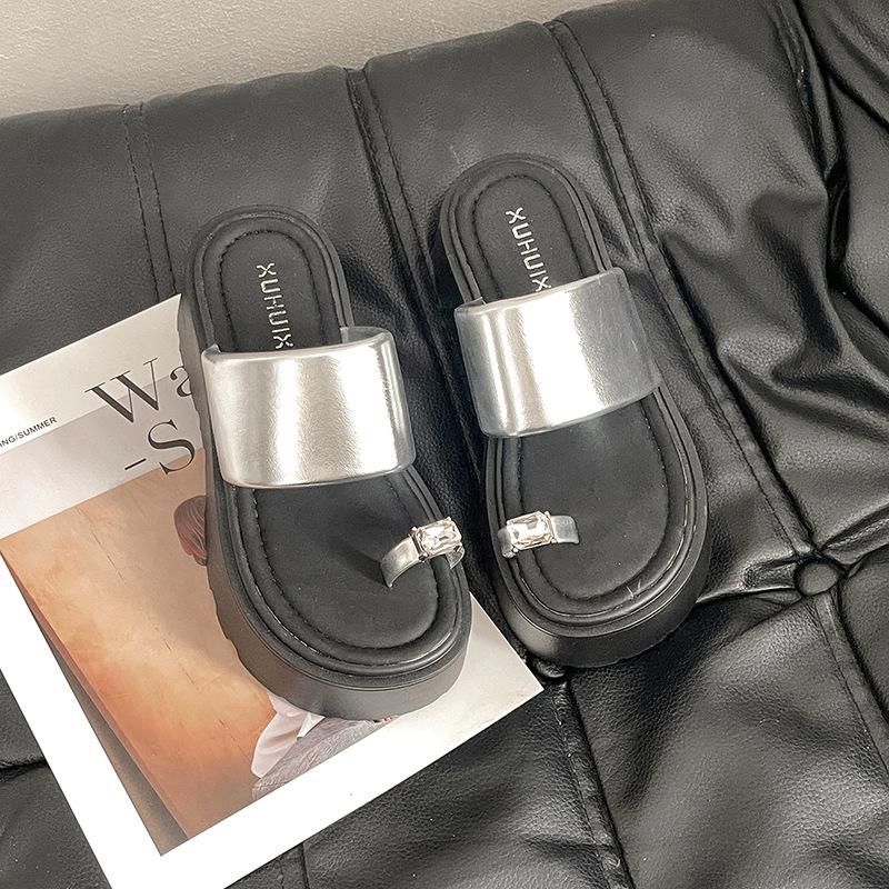 Summer toe wear niche fashion muffin beach shoes girl 2025 new thick-soled rhinestone fairy wind cool slippers