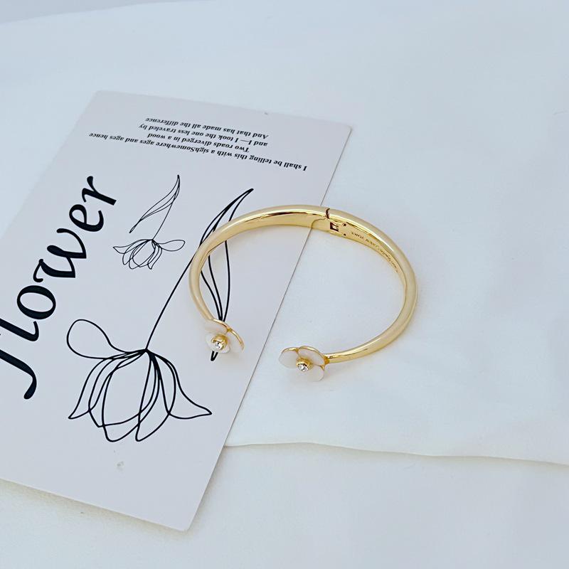 

Exquisite Flower Inlaid Diamond Gold-Plated Bangle