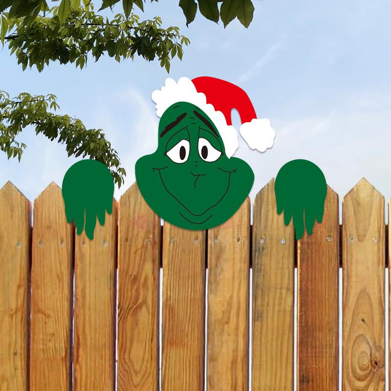 Grenzüberschreitende Weihnachtsdekoration mit Rentieren und Weihnachtsmann, Elch lugt aus dem Zaun