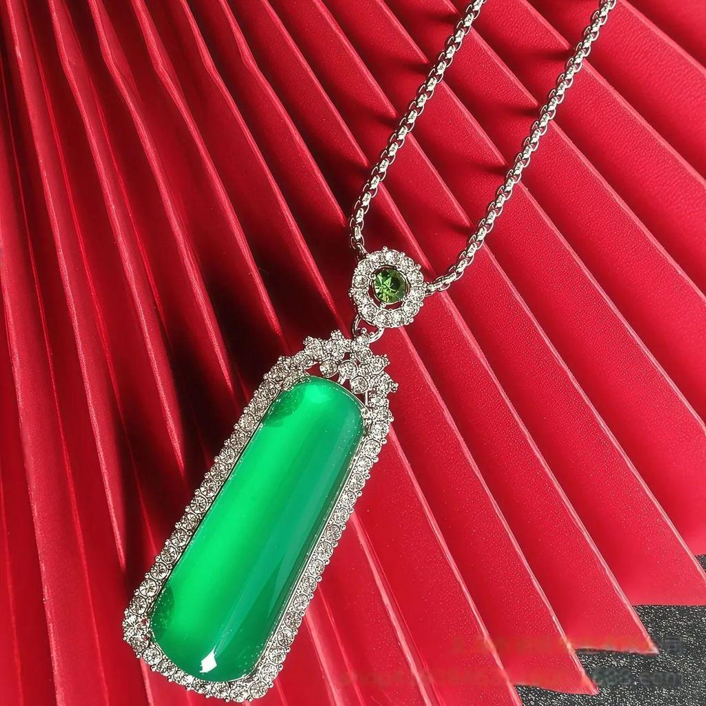 High-End Green Wushi Pai Diamond Pendant with Box Chain, Unisex Alloy, Includes Gift, Premium Quality