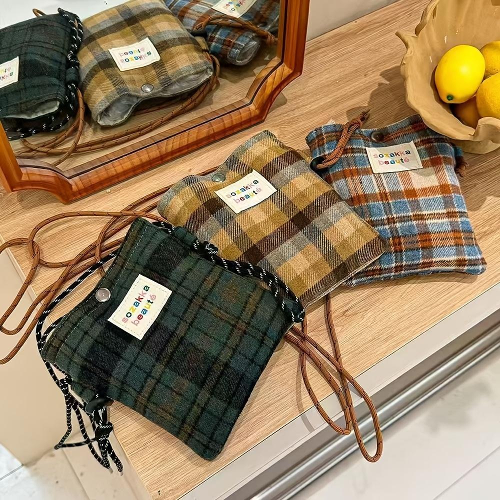 Casual Plaid Tote Bag, Hand Washable Polyester Lined Shoulder Bag with Adjustable Strap and Buckle Closure for Phone and Lipstick Storage