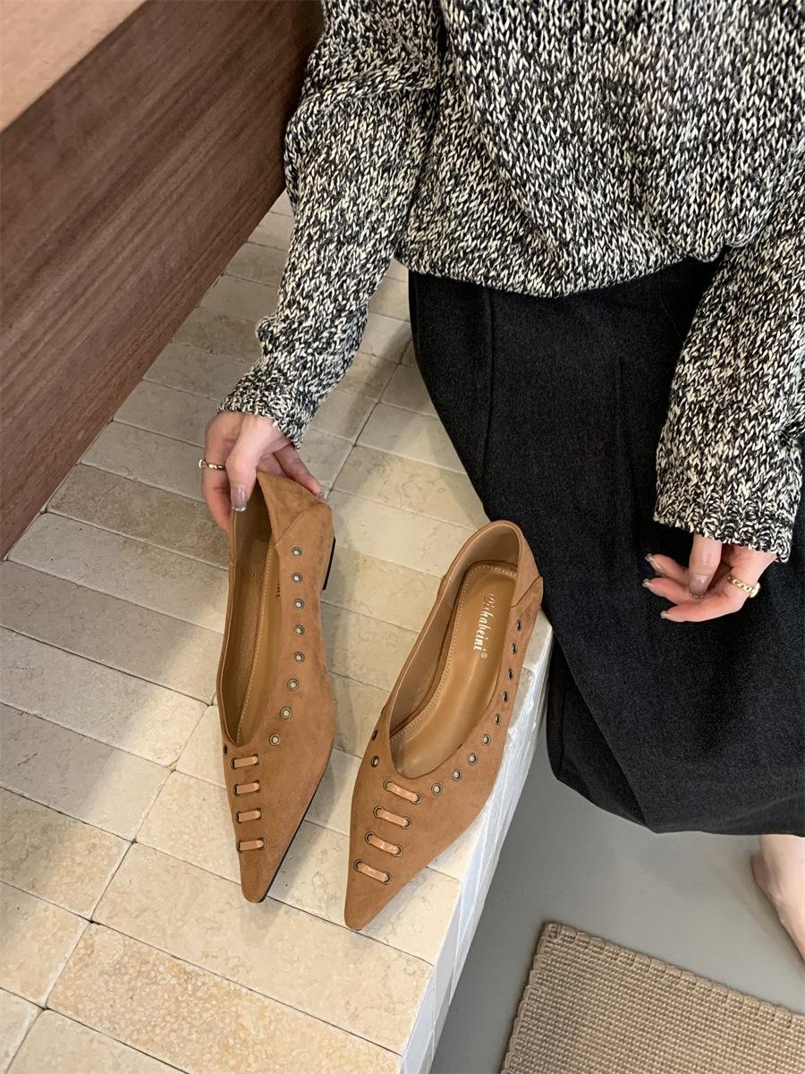 

Korean version niche design rivet pointed shallow mouth single shoes women s 2025 spring and autumn new one-pedal flat-bottomed commuter shoes 39 коричневый