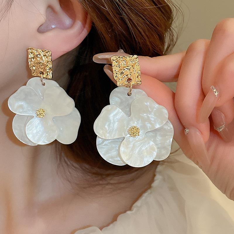 White Resin Flower Hoop New Earrings For Women Fashion Temperament Ear Hook Artistic Temperament Light Luxury Fairycore Jewelry