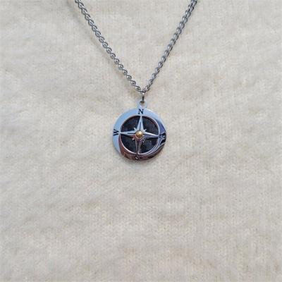 [Noblen] Naszyjnik z wisiorkiem kompasu ze stali chirurgicznej w kolorze srebrnym (8820222)