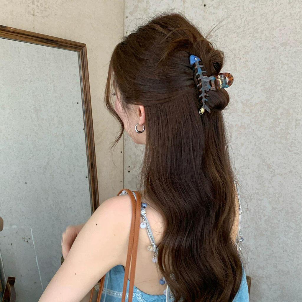 Elegant Korean-Style Rhinestone Fishbone Claw Clip for Women - High-Grade Hair Accessory for Stylish Updos