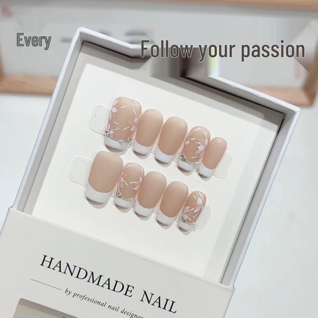 

Матовые накладные ногти: Осенне-зимний стиль с цветами, расписанными вручную, стальными бусинами и крошкой бриллиантов Small (S)