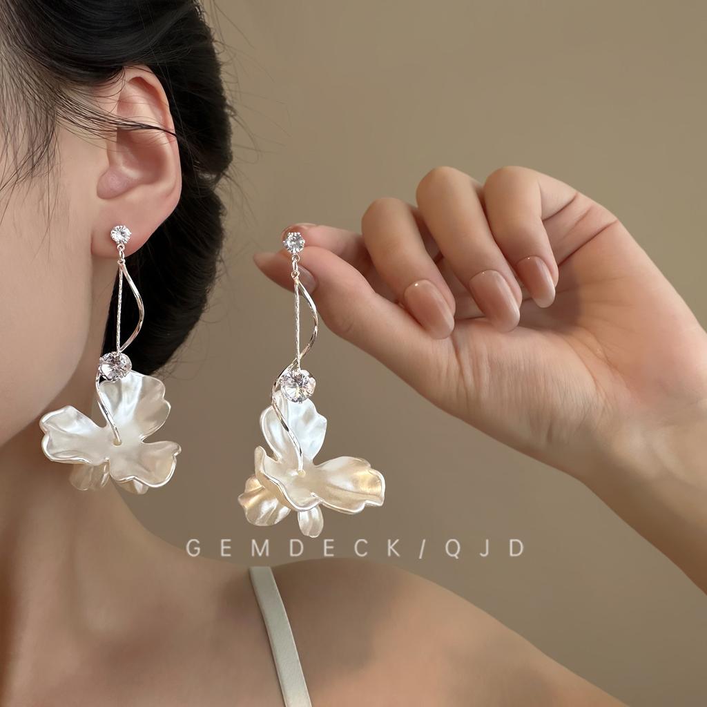 Dopamine flower ear hook women's new holiday style accessories ear clips without ear piercings, high-end seaside cute ear accessories