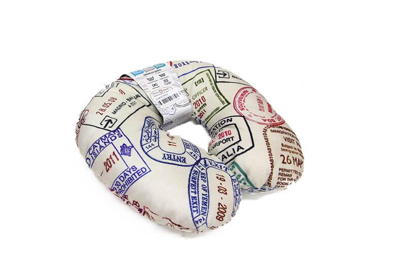 

Seyahat Yastığı Pasaport Desenli