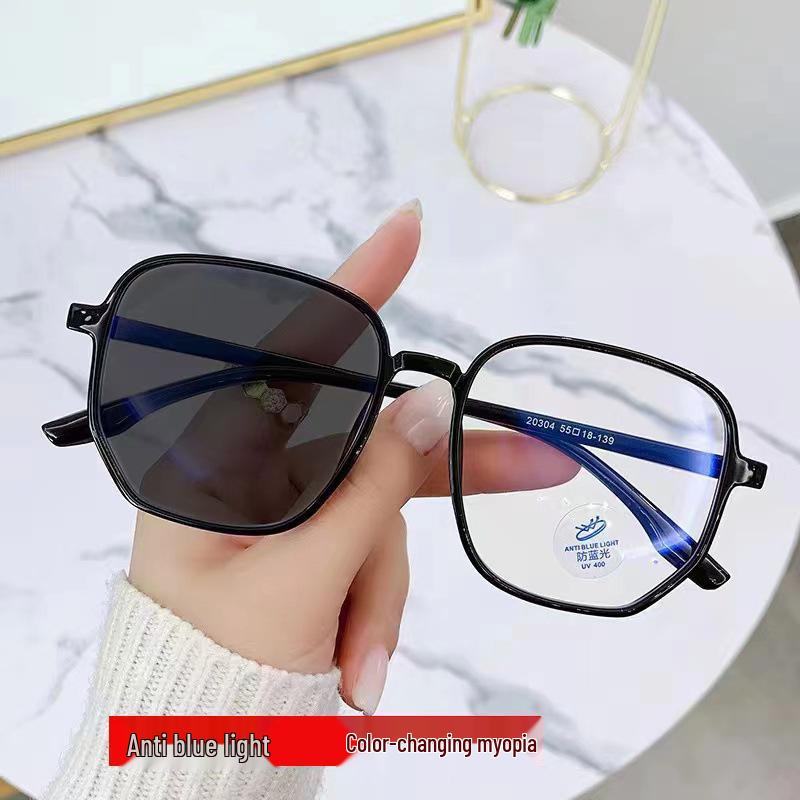 Women's Anti-Blue Light Photochromic Myopia Glasses: Trendy Large Frame, Slimming, Gray-Tint.