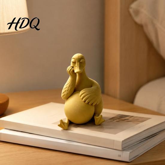 Cozy Cafe Window Displays Daydreaming Duck Figurine Minimalist Holding An Egg Sculpture Resin Matte Statues Animal Statue Creative Desktop