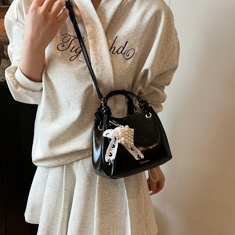 2025 New Bow Bag Pendant Bag Summer Versatile Shoulder Bag Premium Oblique Span Bag Fashion Handheld Women's Bag