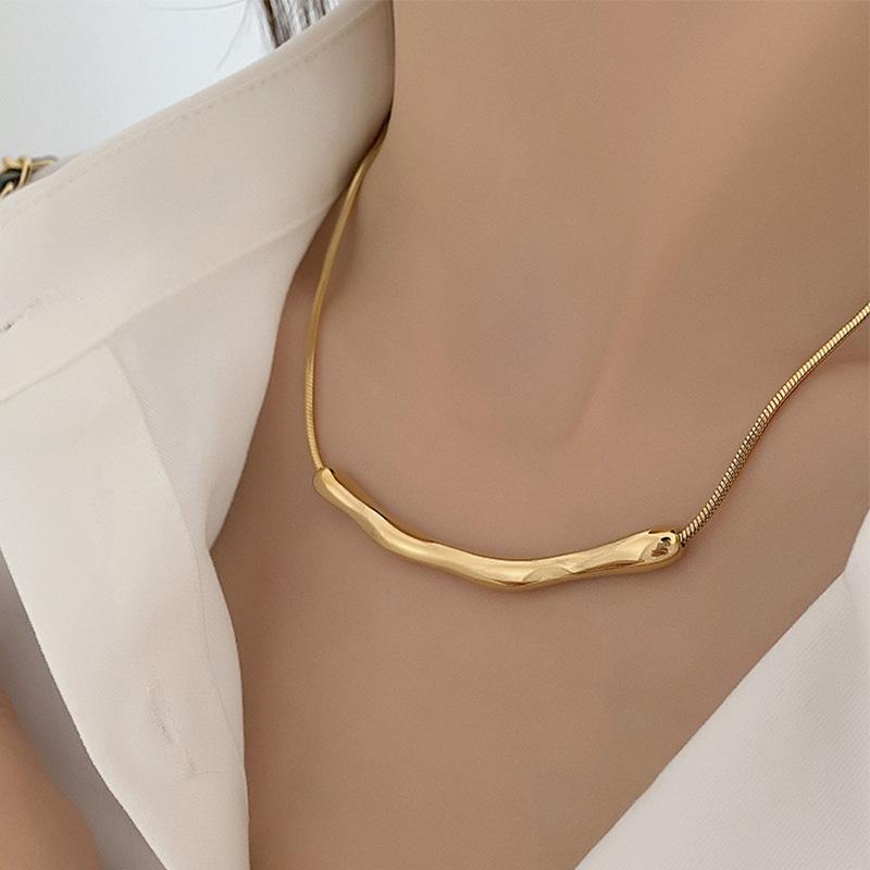 Europäische und Amerikanische Mode Einfache Edelstahl Goldfarbe Schlüsselbein Kette Für Damenmode Kurze Halsketten