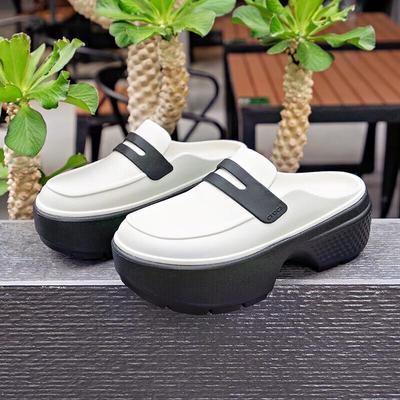 Sandalias tipo mocasín Echo de Crocs para mujer