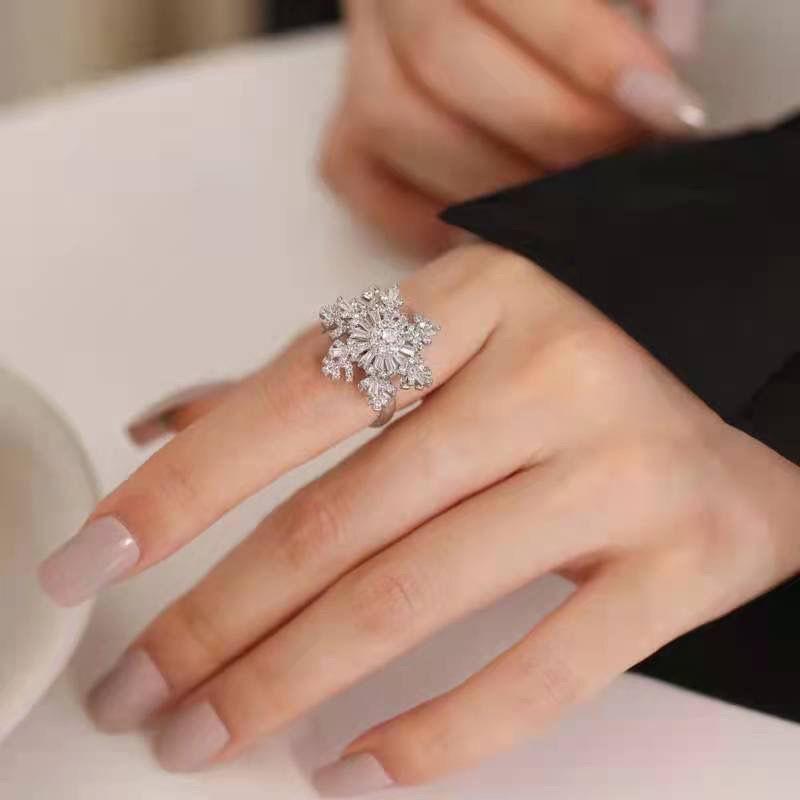 Fashion Luxury Crystal Rotatable Snowflake Rings for Women Anti Stress Anxiety Zircon Adjustable Ring Christmas Jewelry Gifts
