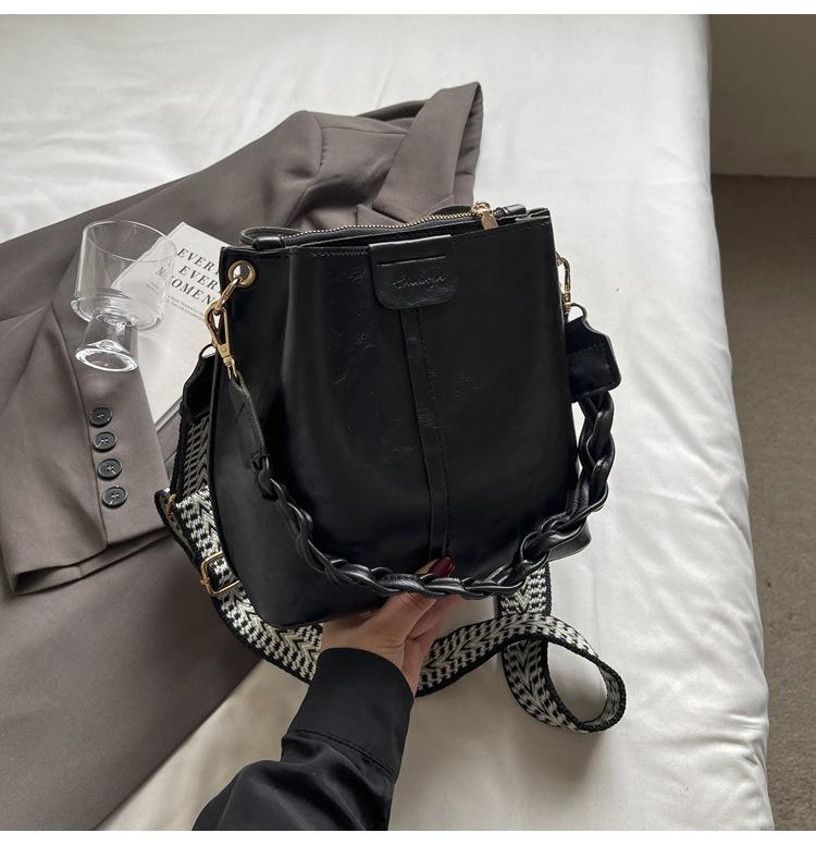 Bag Women's New Versatile New Trendy Autumn and Winter Retro Shoulder Large Capacity Broadband Crossbody Bucket