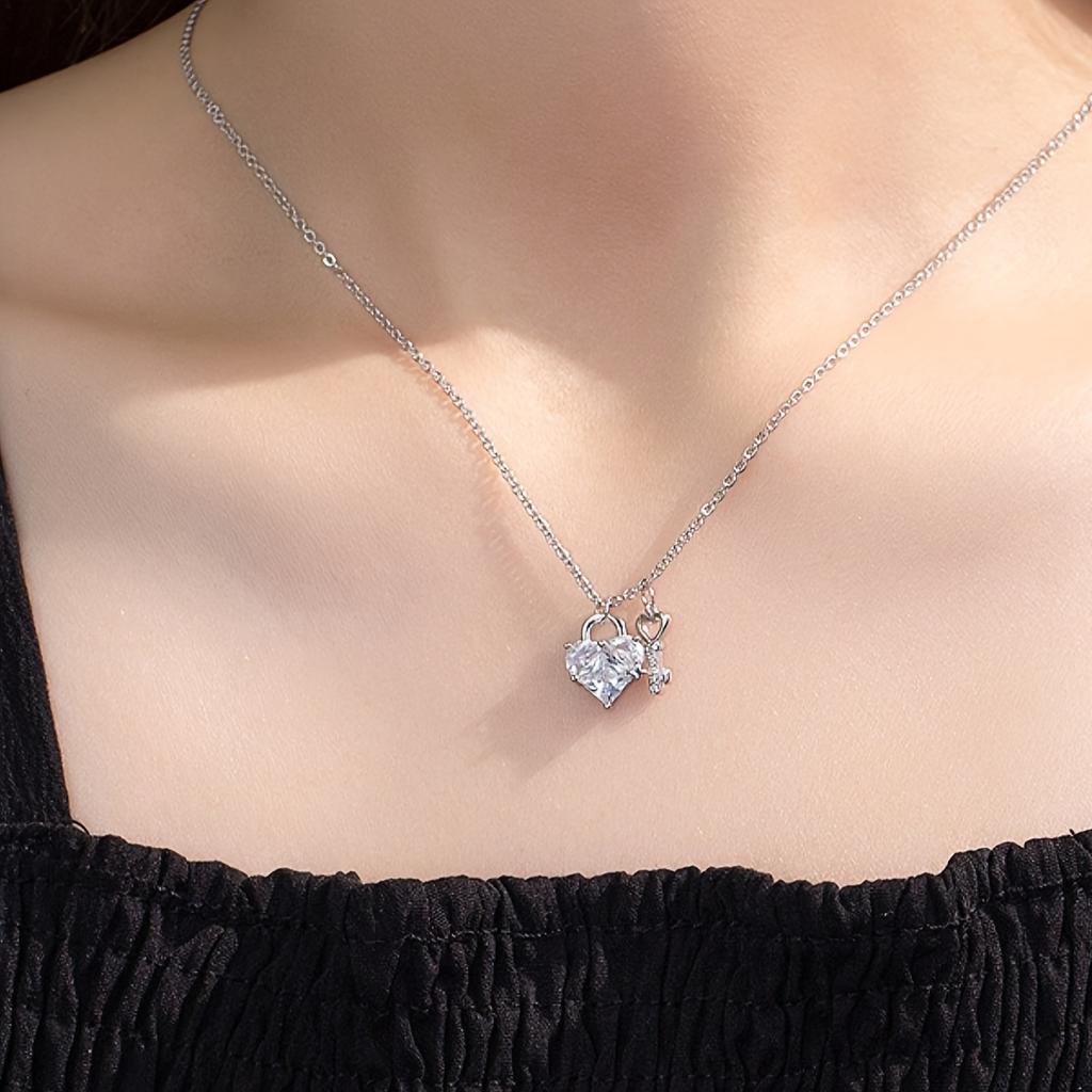 Heart-shaped zirconia key pendant necklace silver electroplated necklace jewelry, a birthday gift for a friend or girlfriend