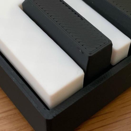 Llavero de Mini Piano, Clicker de Teclas de Piano, Piano Táctil Tocable Juguete para Aliviar el Estrés con Anilla Metálica, Teclas Clásicas Blanco y Negro para Amantes de la Música Y