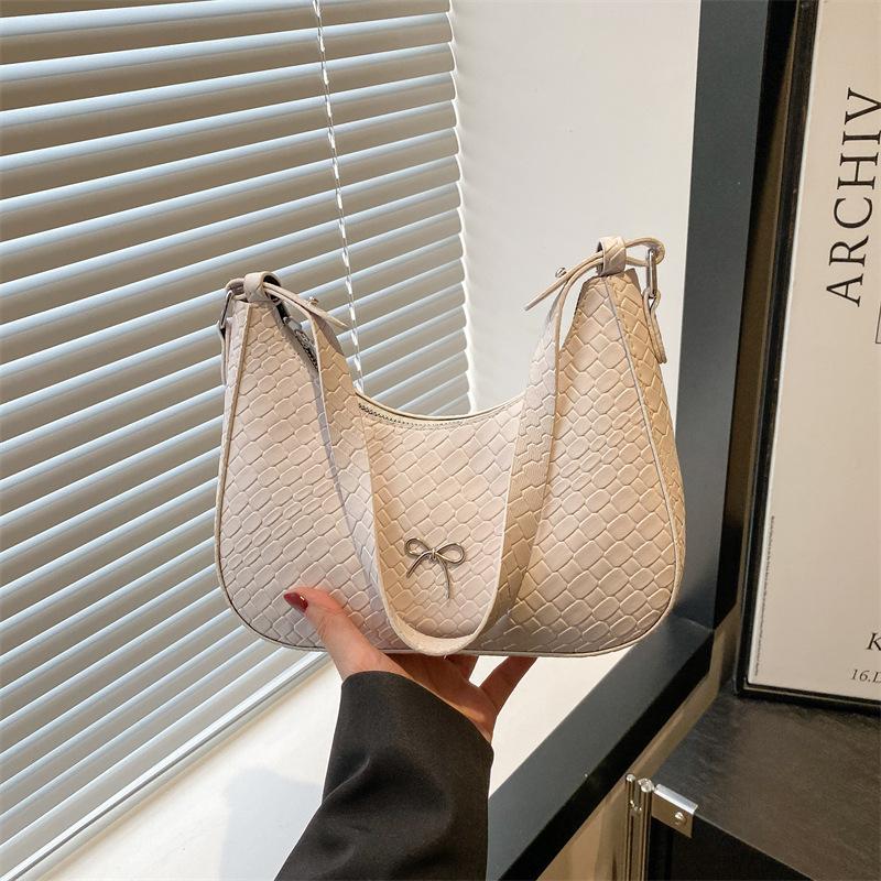 Sac axillaire petit sac femme printemps et été nouvelle mode polyvalent sac bandoulière messenger design de niche sac croissant