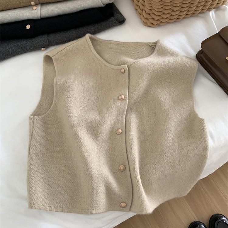 

1681 Retro Knitted Vest: Loose, Slimming Layering Sweater with Gold Buckle One Size Fits 80-140 Jin