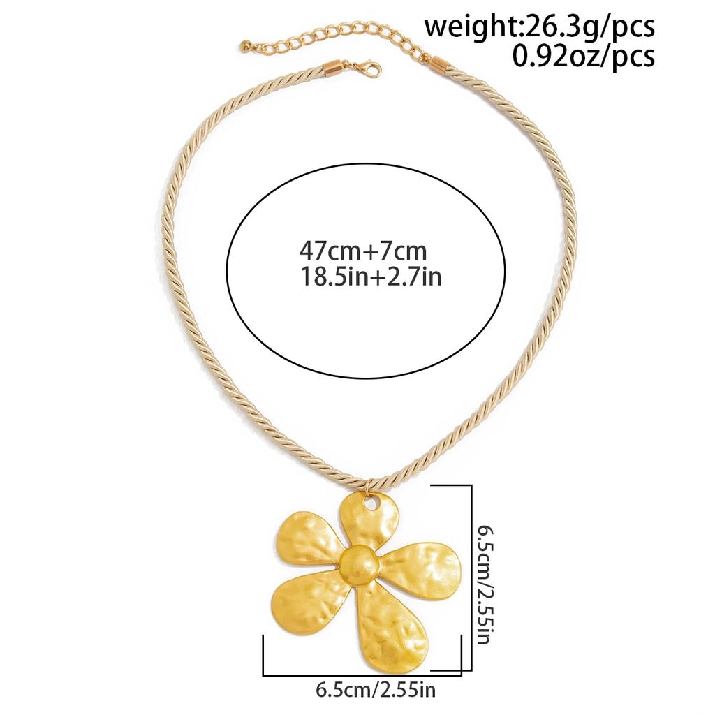 Spiral Geometric Square Flower Pendant Necklace Female, Hip Hop Trend Travel Auction with Collarbone Chain