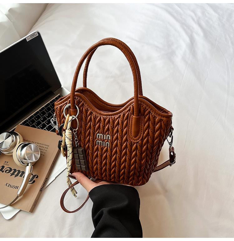 

2025 Korean Pleated Fashion Bag: Versatile Shell Design for Women, High-End Shoulder & Crossbody коричневий