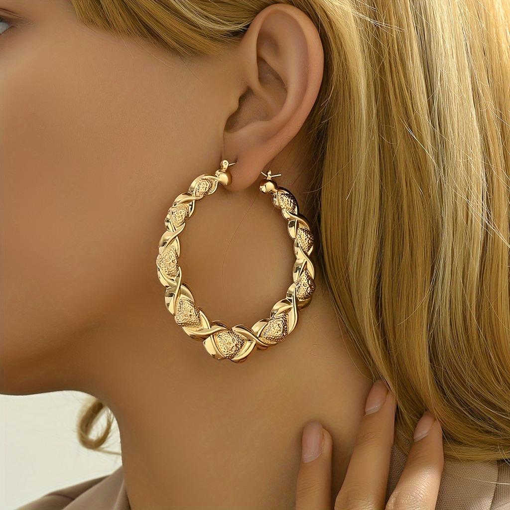 A pair of large vintage French-style earrings for women18K Gold-plated smooth embossed round pendant suitable for parties, weddings, and daily wear,