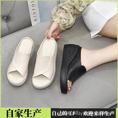 Commerce extérieur grande taille pantoufles compensées bouche de poisson pour femmes été extérieur semelle épaisse 2024 nouvelles sandales sandales mère chaussures en cuir souple