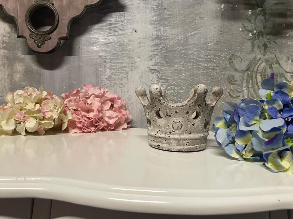 Intentionally aged decorative cement crown