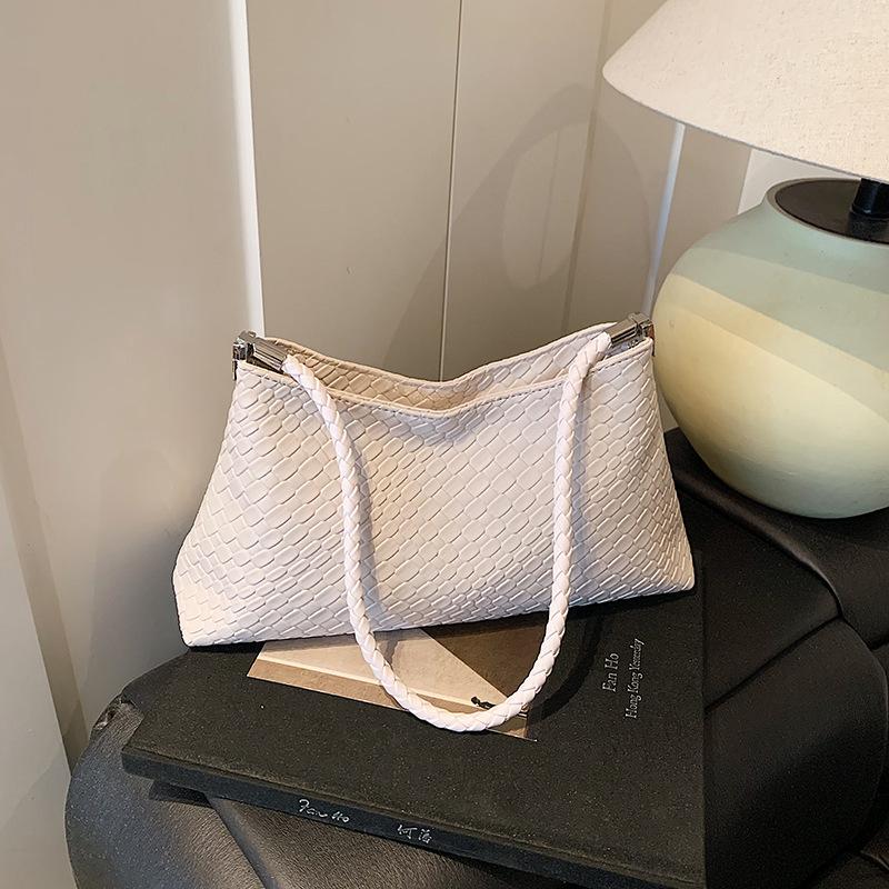 Casual simple single shoulder underarm bag niche design woven bag women's versatile work hand carrying bucket bag