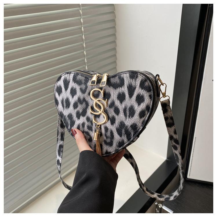 

New women s bag 2025 textured love bag Internet celebrity street shooting bag wedding dinner bag love leopard print bag чёрный