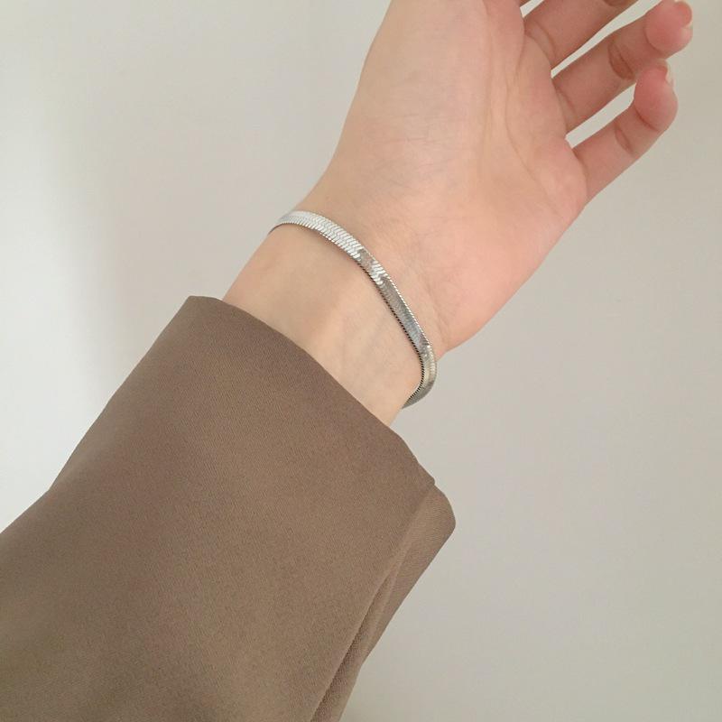 Elegant 18K Gold Titanium Steel Bracelets: European & American Fashion, Non-fading, Women's Versatile Personality Hand Jewelry