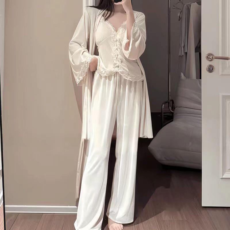 Schickes Herbst/Winter Damen Pyjama-Set aus goldenem Samt mit Brustpolstern - Dreiteilige Homewear für drinnen und draußen im Femme Fatale Stil