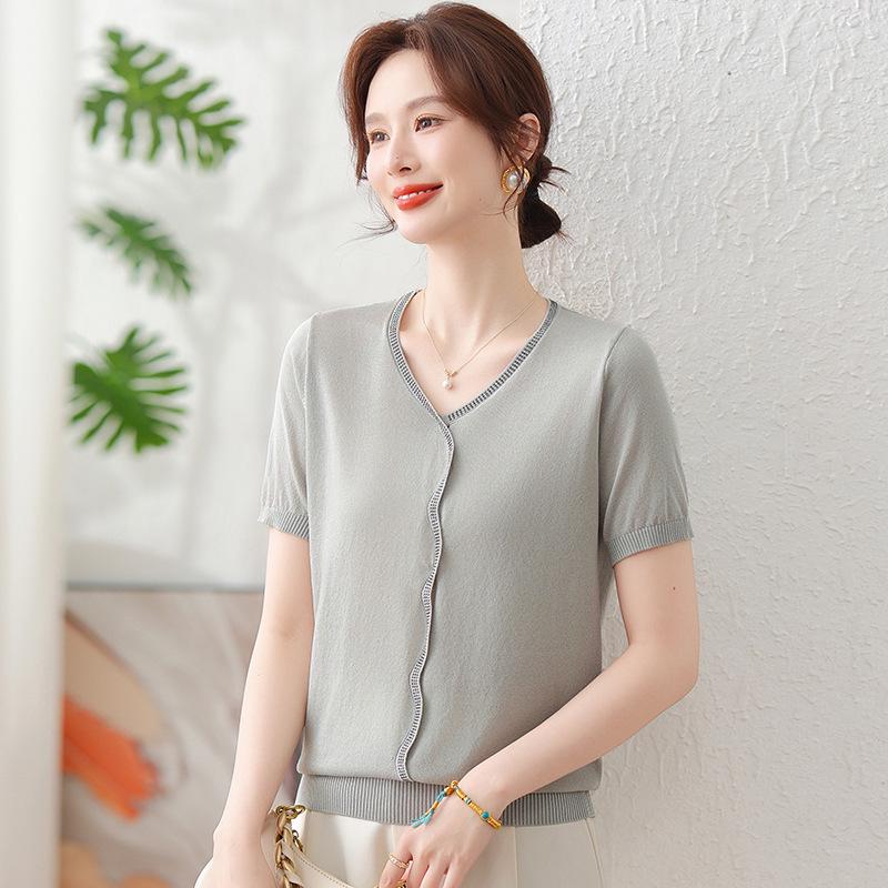 

2026 Summer Ice Silk V-neck T-shirt for Petite Moms, Stylish Short-sleeve Top for Middle-aged and Elderly Women 5XL (150-165 lbs) зелений/сірий колір