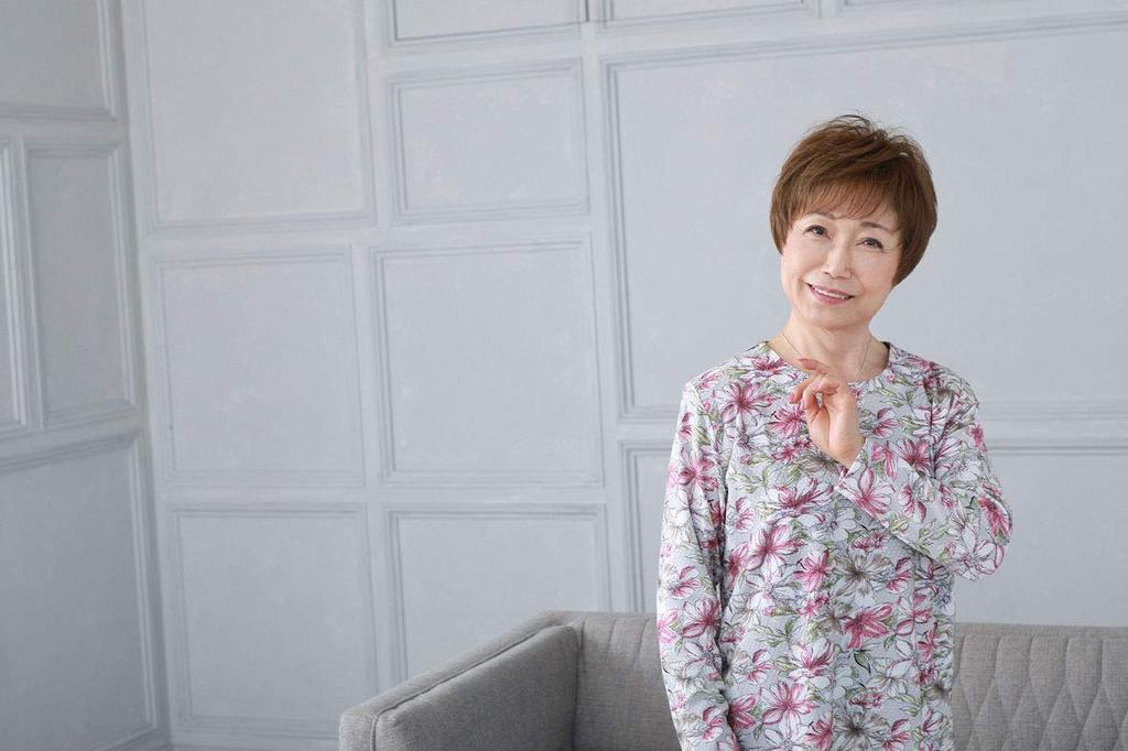 Priscilla Mrs. 6-minute Wig, Feather Curl Half, 116 Tab, Ash Brown