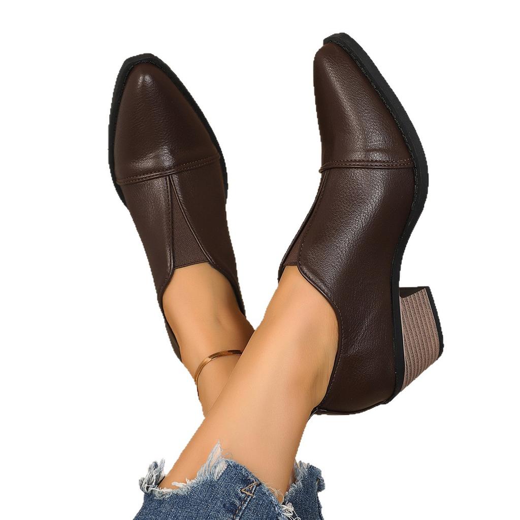 Schwarze Stiefeletten, schwarze Plateau-Spitzenschuhe, kleine Lederschuhe im britischen Stil, dicker Absatz.