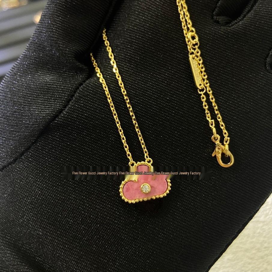 Náhrdelník Van Cleef se čtyřlístkem: Zlatý přívěsek pro ženy s pětilistým designem, bílou perletí, červeným achátem a diamantem.