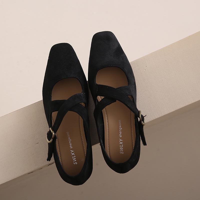 

Retro cross belt low heel red single shoes women s 2025 spring and autumn temperament with skirt niche evening Mary Jane shoes 34