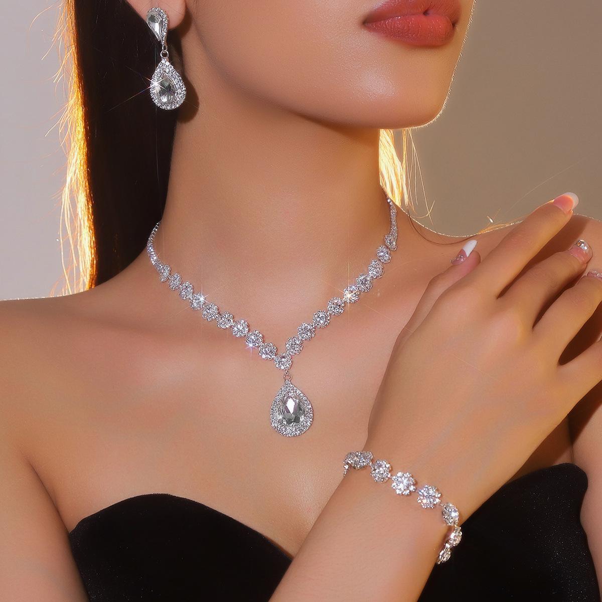 

Роскошное бриллиантовое колье, серьги, браслет, комплект из трех предметов, модный трендовый предмет, серьги, комплект из браслета.