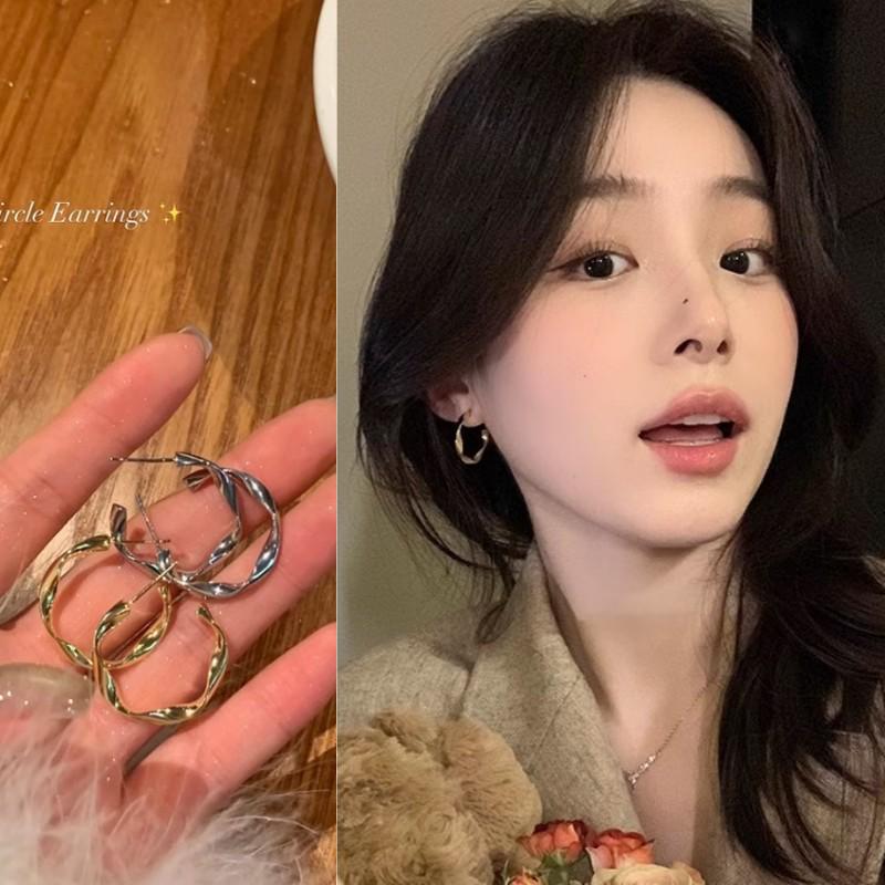 

2024 Autumn/Winter High-End Metal Wave Hoop Earrings - Unique Women s Studs