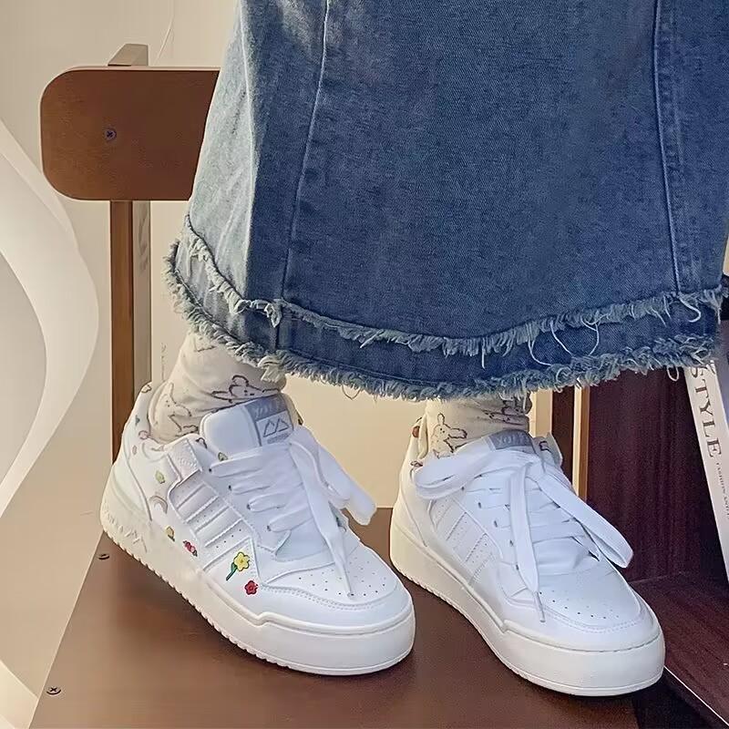 Little white shoes women's 2025 autumn new shoes women's thick baseplate shoes versatile student sports shoes women's graffiti ins tide