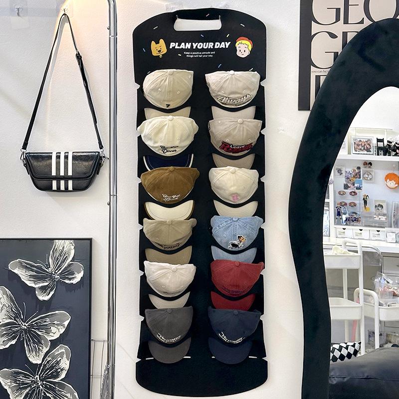 Nástěnný stojan na vystavení a uskladnění plstěných klobouků